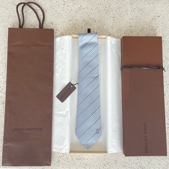 LOUIS VUITTON Silk Tie. Light blue. New with tag. - Picture 2 of 8